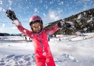 Enfant qui decouvre la neige en famille à Wiidoo Gliss à La Bresse dans les Vosges