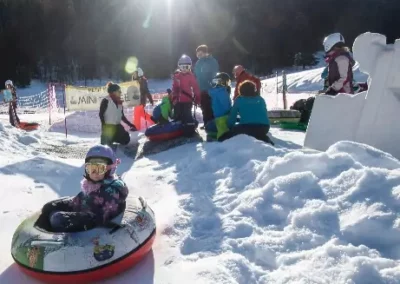 Enfant qui glisse en bouée a wiidoo gliss dans les Vosges à La Bresse