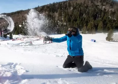 Papa qui joue dans la neige en famille a Wiidoo Gliss dans les Vosges à La Bresse